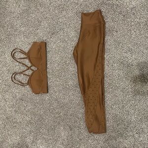 LIKE NEW ALO YOGA CELESTE SPORTS BRA & CAPRI LACE LEGGINGS